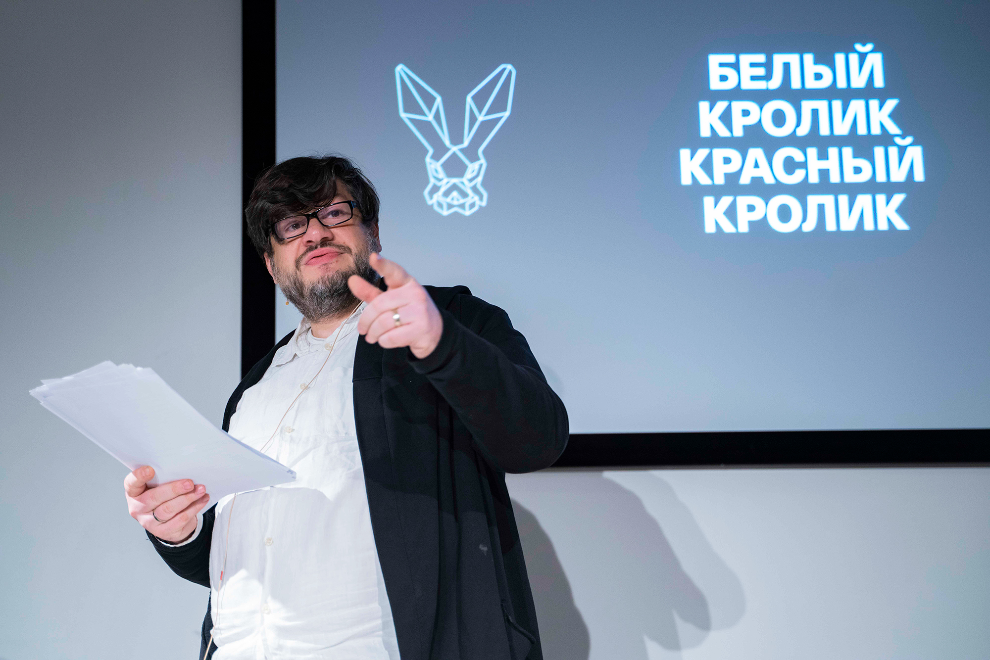 Как «Москвич Mag» принял участие в спектакле «Белый кролик, красный кролик», о котором нельзя ничего рассказывать