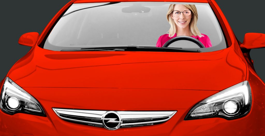 Московский автолюбитель: девушка на ярком Opel Astra