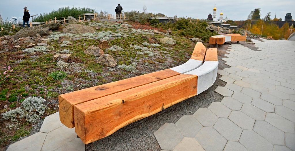 Восьмилетнюю девочку придавило дизайнерской скамейкой в «Зарядье»