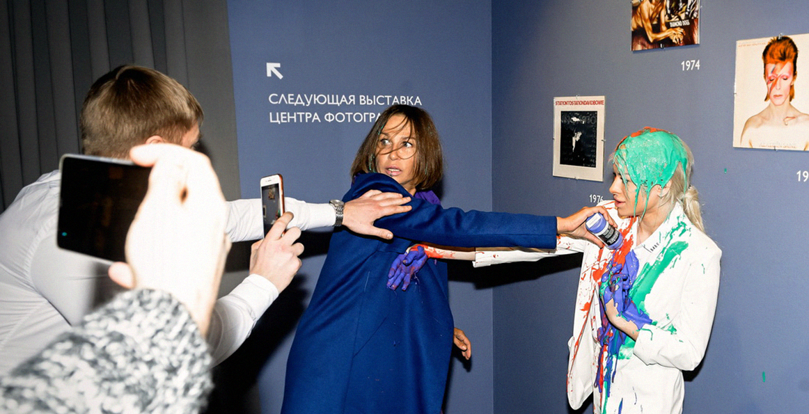 Влияние искусства: на выставке фотографий Дэвида Боуи подрались две его поклонницы