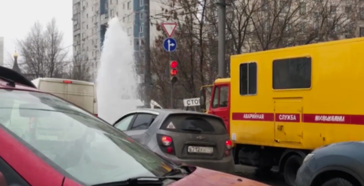 Посреди Шереметьевской улицы забил трехметровый фонтан холодной воды