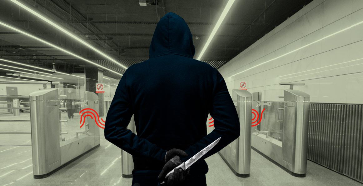 Совсем озверели: безбилетник в метро ударил ножом контролера