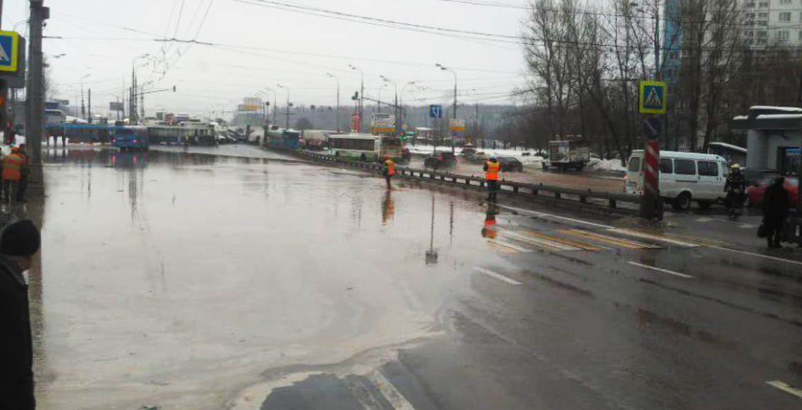 Движение в центр полностью перекрыто из-за скопления воды на Липецкой улице