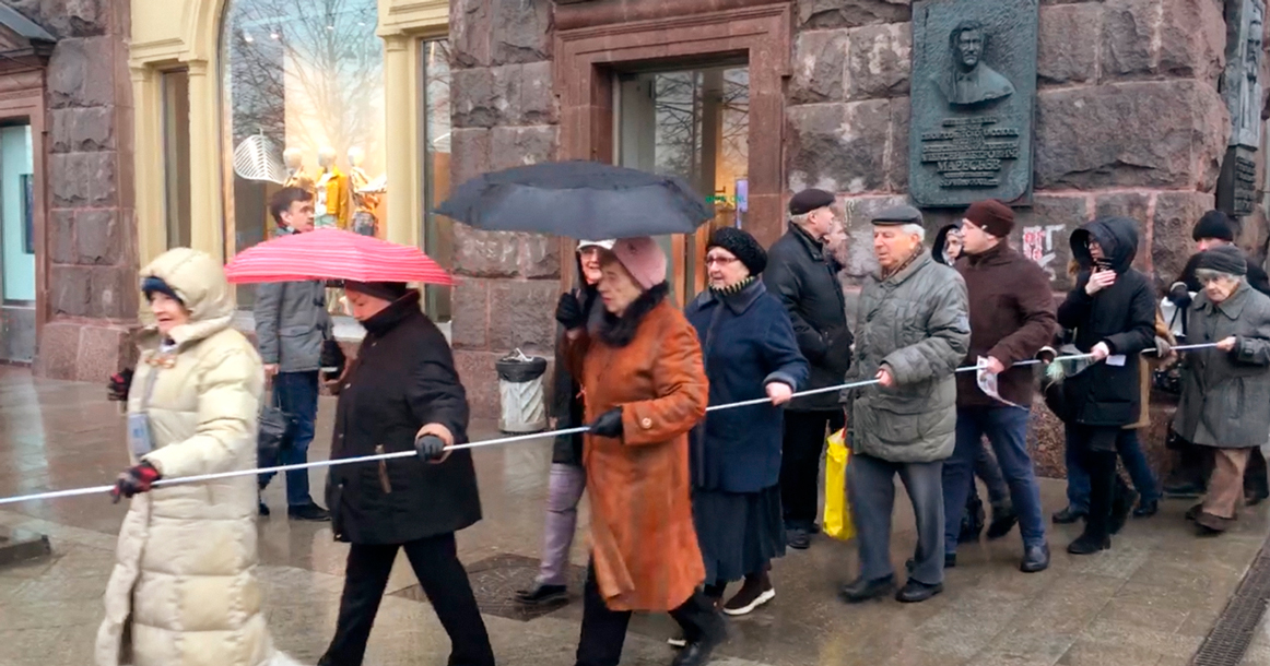 На Тверской прошла театрализованная акция протеста против закрытия глазной больницы в Мамоновском