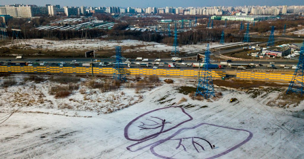Активисты Greenpeace нарисовали черные легкие на снегу в Капотне