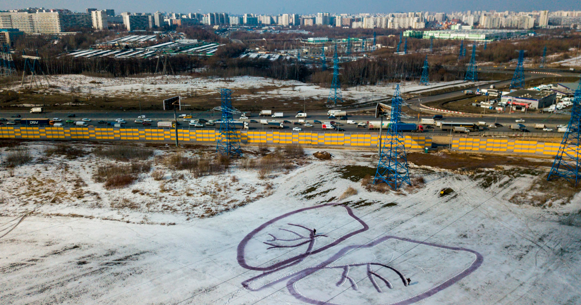Активисты Greenpeace нарисовали черные легкие на снегу в Капотне
