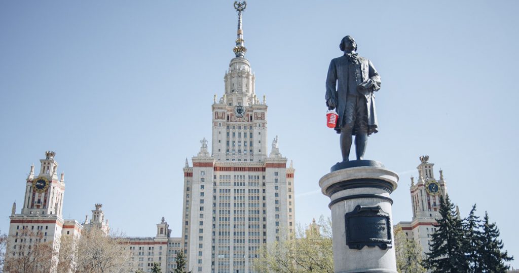 В руках у памятника Ломоносову перед МГУ появилось мусорное ведро