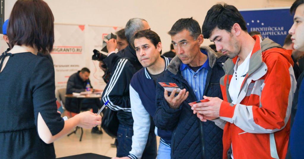 «Киргизов с руками отрывают» — репортаж с первой московской ярмарки вакансий для мигрантов