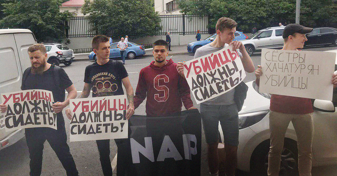 На суд по делу сестер Хачатурян пришли люди с плакатами, называющими их убийцами