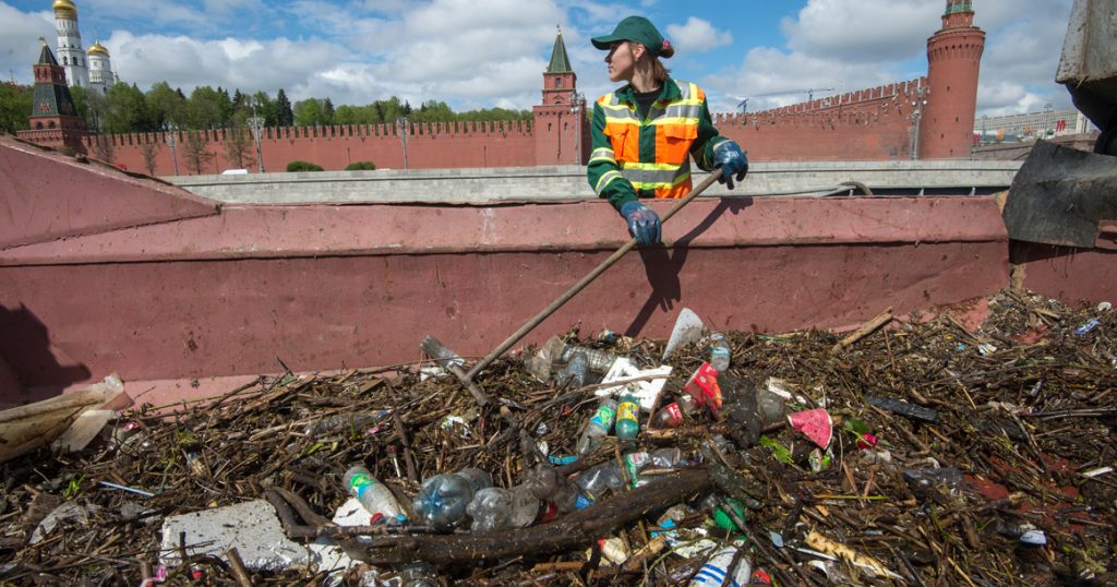 Со дна Москвы-реки подняли множество банковских карт и документов