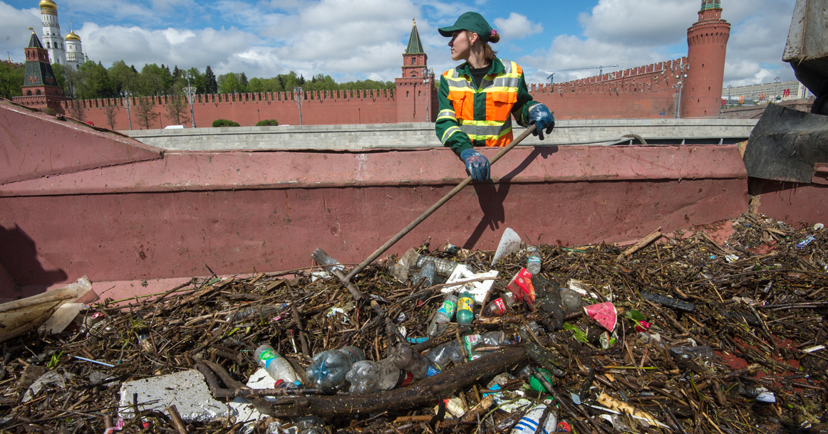Со дна Москвы-реки подняли множество банковских карт и документов