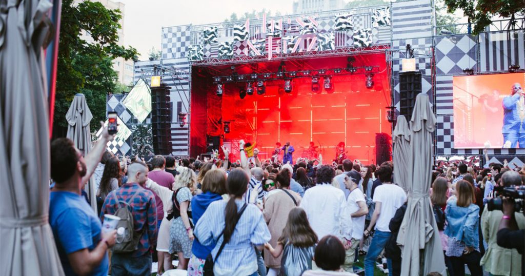 Подписчики «Москвич Mag» пойдут на фестиваль Chess & Jazz в саду «Эрмитаж» с 15% скидкой