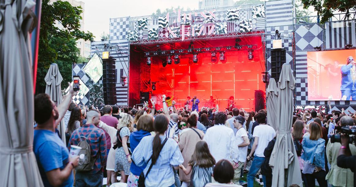 Подписчики «Москвич Mag» пойдут на фестиваль Chess & Jazz в саду «Эрмитаж» с 15% скидкой