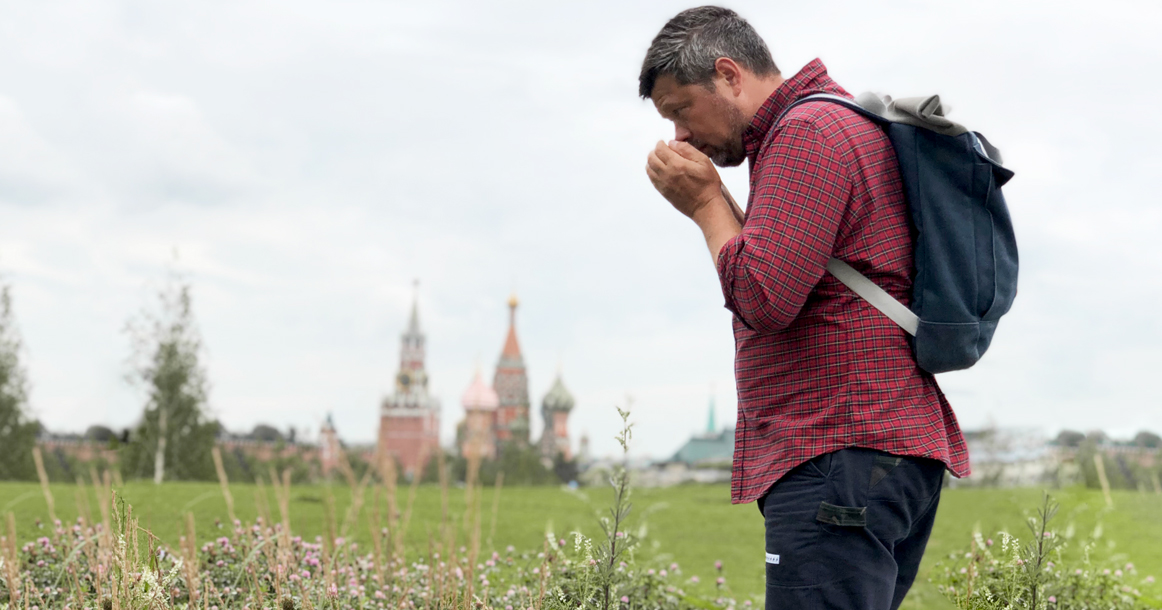 Датский собиратель Томас Ларсен призывает нас тащить в тарелку все, что растет под ногами