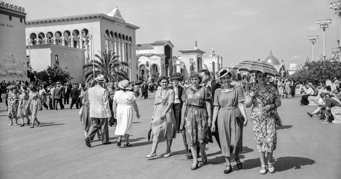 Возле метро «Калужская» открылась уличная выставка с редкими фотографиями ВДНХ из Главархива