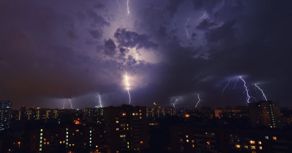 Грядущее потепление имеет свою цену: на Москву идет гроза со штормовым ветром