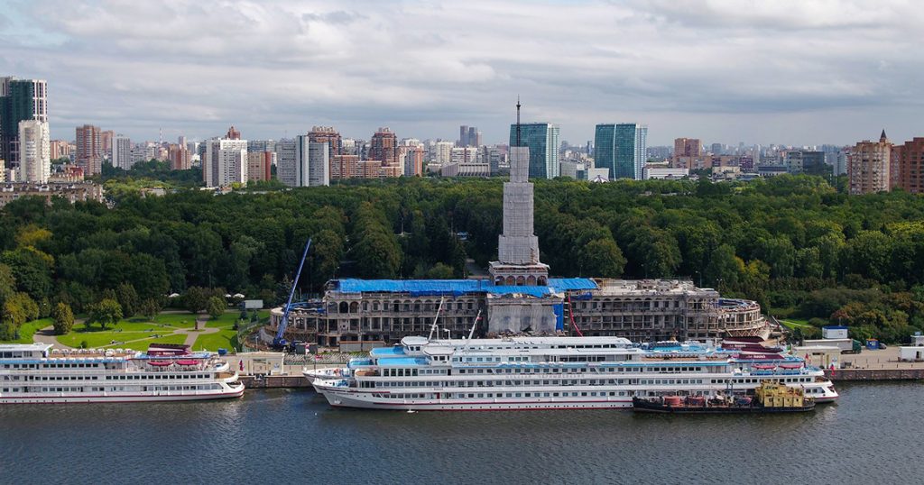 На набережной Речного вокзала оборудуют зону отдыха с бассейнами