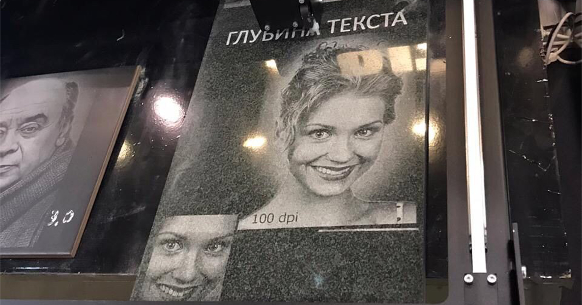 На выставке ритуальных услуг в Москве показали надгробие с портретом Кристины Асмус в качестве примера