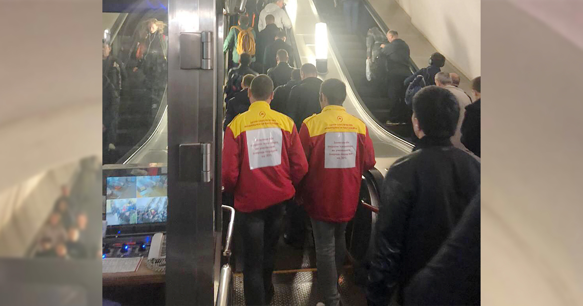В метро появились специальные сотрудники, занимающие обе стороны эскалатора