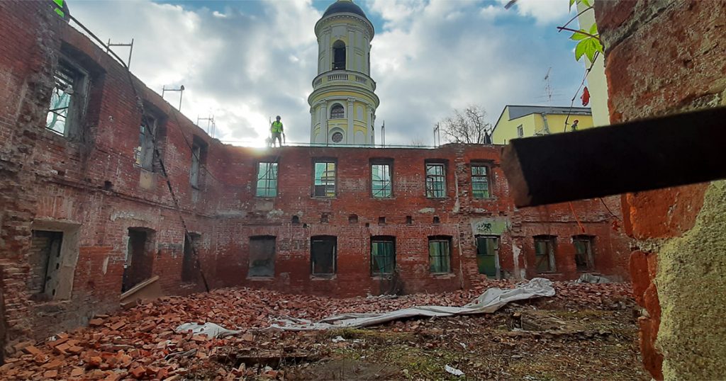 В Кадашах частично снесли усадьбу XVIII века и другие новости за выходные