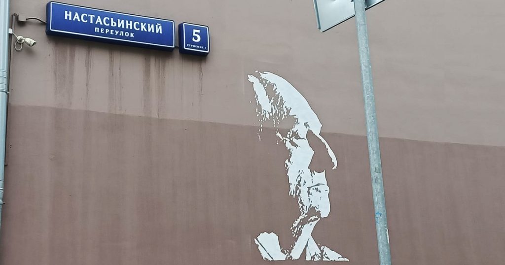 В день прощания с Марком Захаровым рядом с «Ленкомом» появилось граффити с его портретом