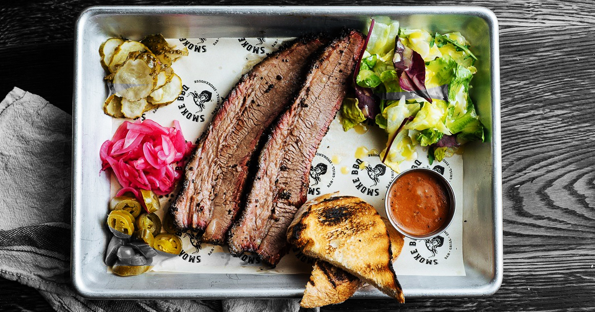 Брискет в новом Smoke BBQ стоит под 2000 рублей и все равно без заказа столика не сядешь