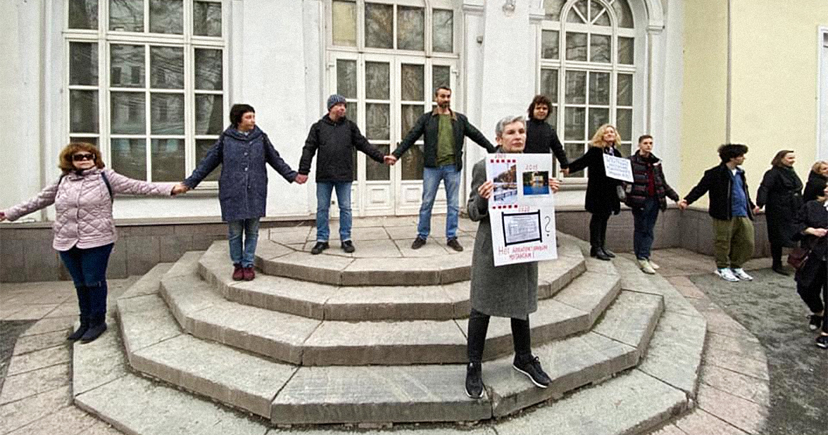 Жители Патриков «обняли» Павильон, пытаясь защитить его от надстройки, и другие новости выходных