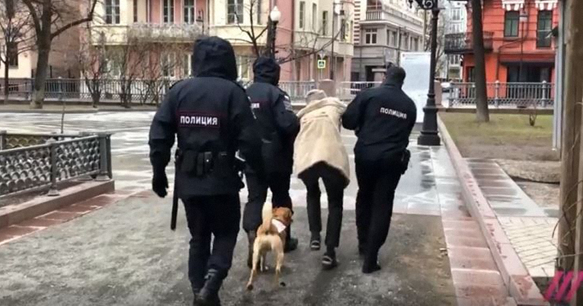 Москвичей без прописки жестко задерживают и доставляют в ОВД за выход из дома