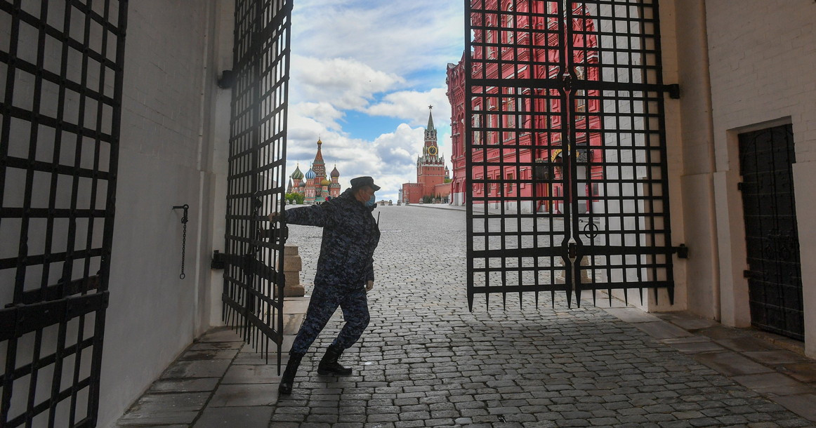 Собянин пообещал сохранять ограничения до появления вакцины — получается, еще на месяцы