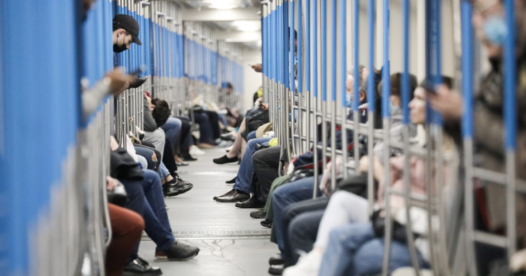 Сегодня пассажиров в метро на 30% больше
