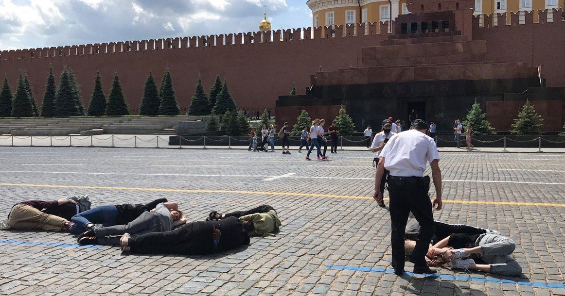 Активисты на Красной площади выложили своими телами 2036