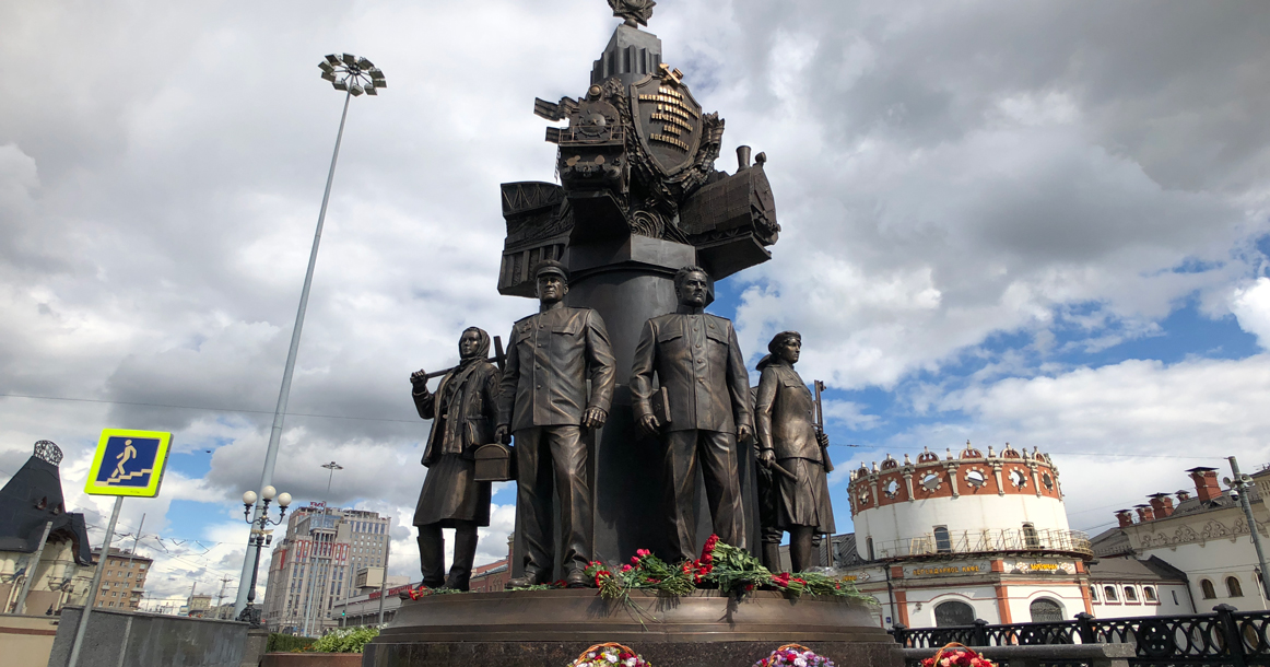 Памятник железнодорожникам — участникам ВОВ сегодня открыли на площади трех вокзалов, что логично