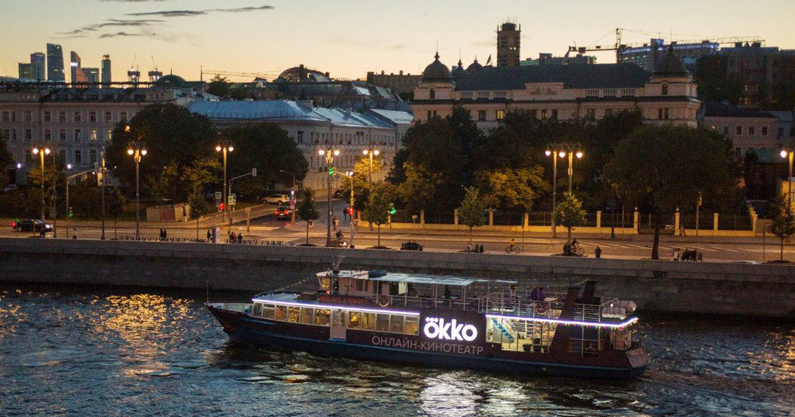 Okko запустил кинотеатр на воде — теперь можно бесплатно смотреть кино, плавая по Москве-реке