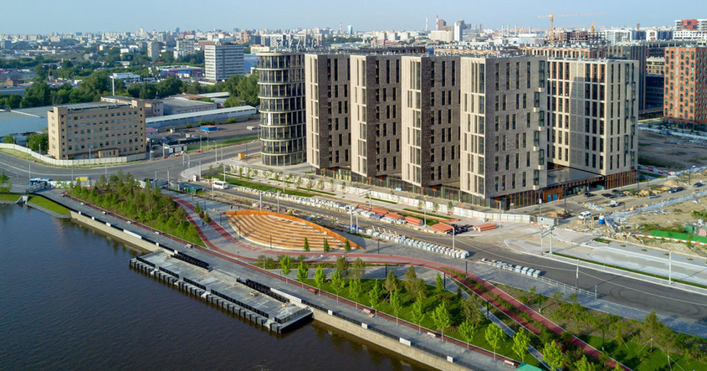 На набережной у «ЗИЛарта» построили первый в Москве причал с амфитеатром