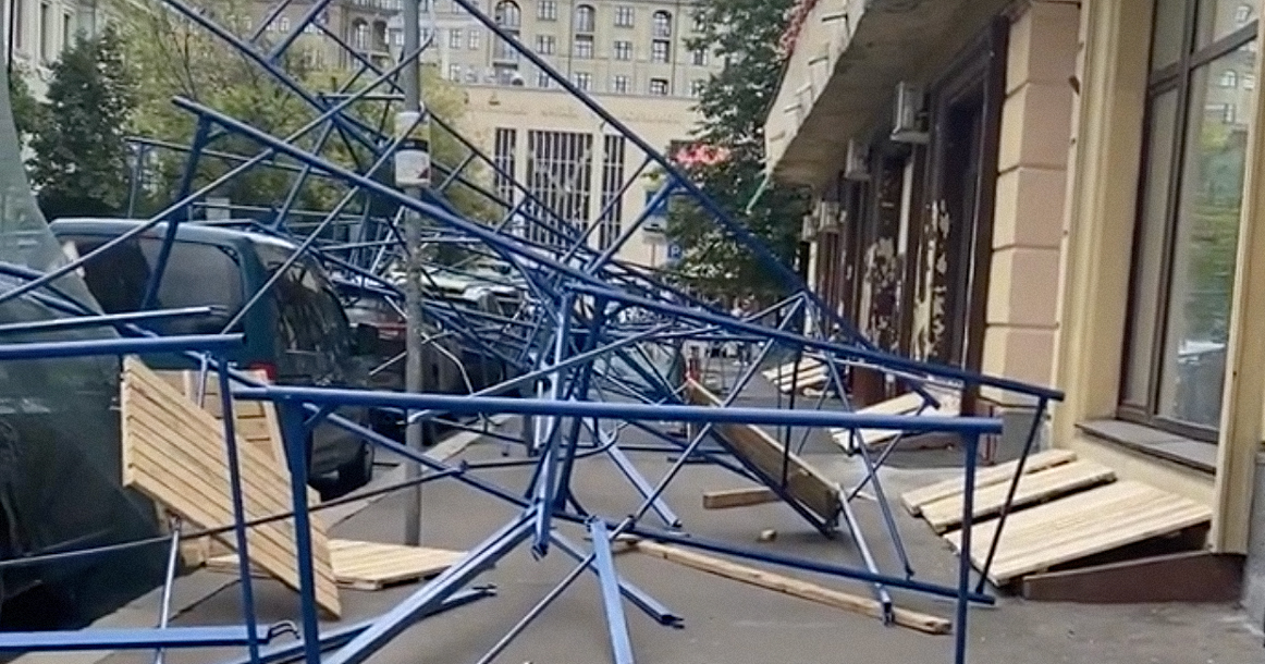 В 1-м Тверском-Ямском переулке упавшие строительные леса чуть не убили двух прохожих