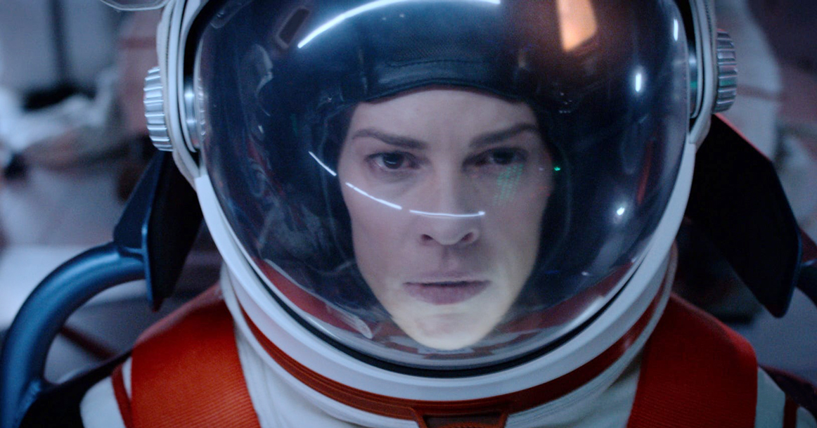 В сериале «Вдали» Хилари Суэнк прихватывает в космос все земные проблемы