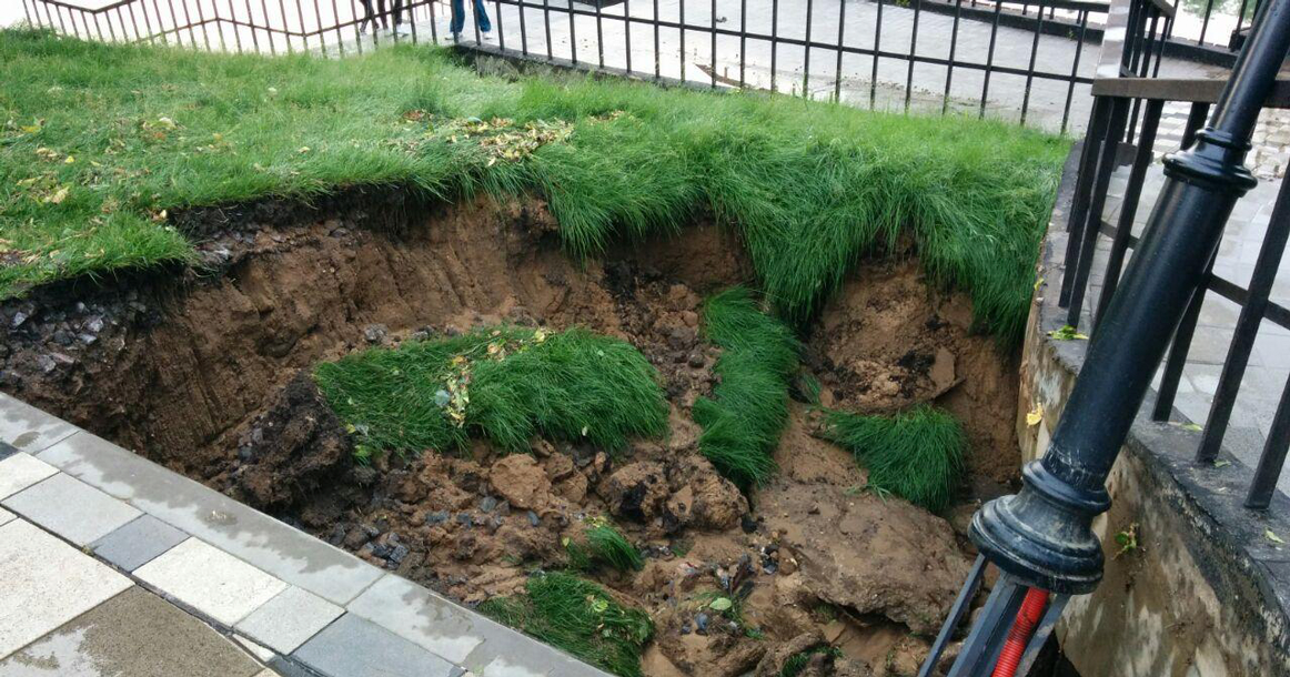 Жители Преображенки пожаловались на рушащийся берег Черкизовского пруда