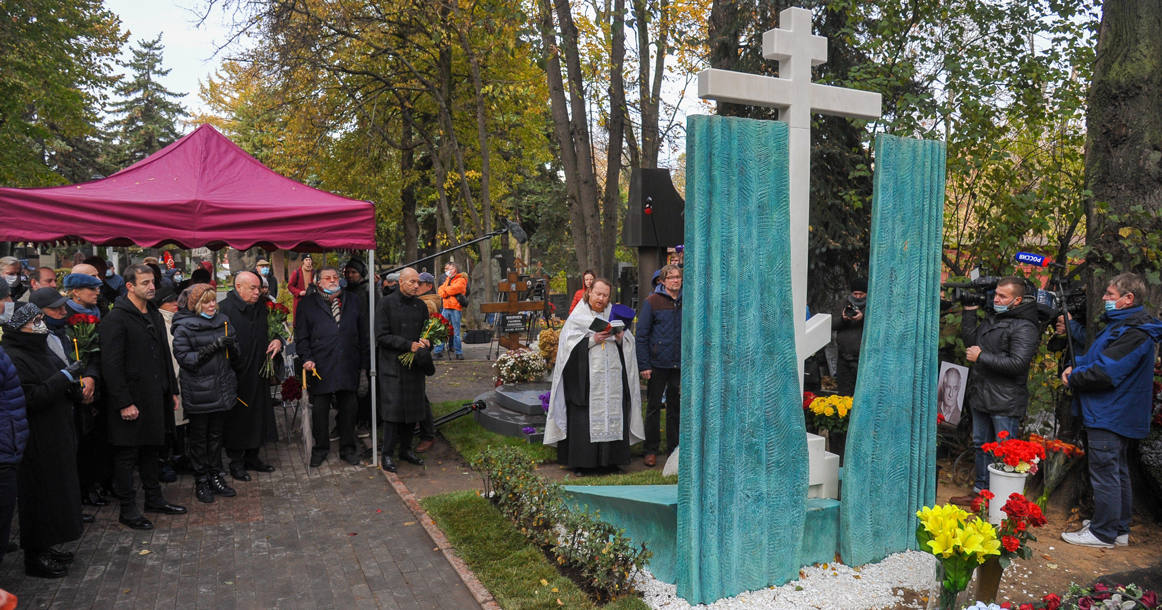 На могиле Марка Захарова на Новодевичьем кладбище установили занавес и крест
