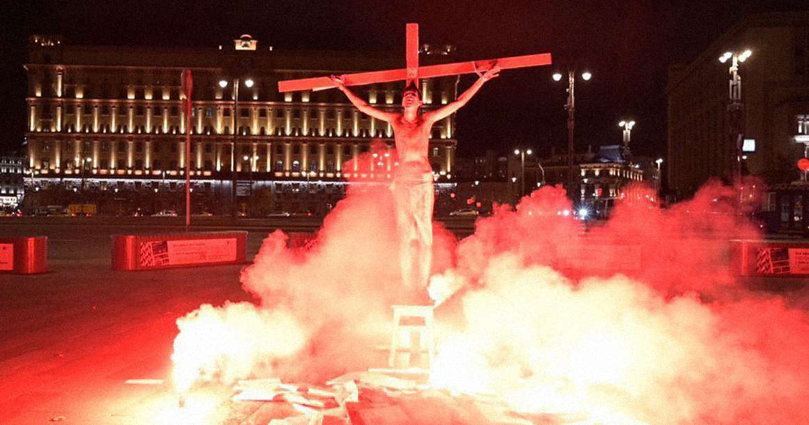 Посмотрите, как прошлой ночью активист Крисевич распял и поджег себя у здания ФСБ