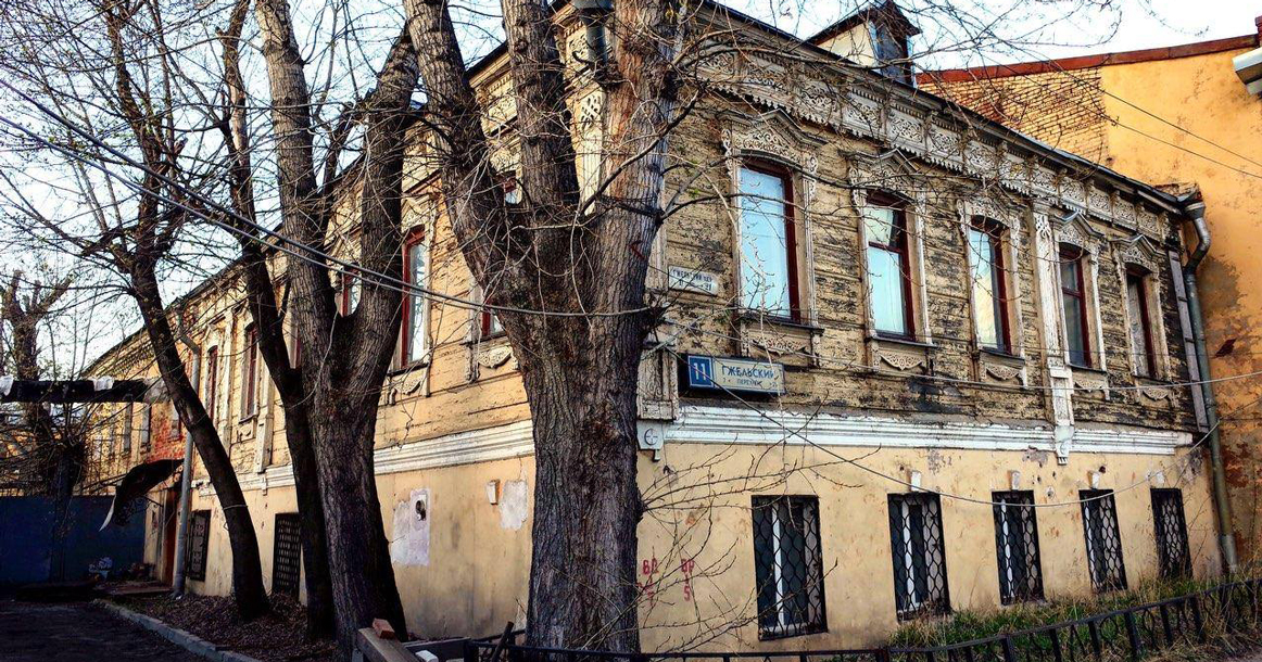 В Гжельском переулке убрали глухие ворота. Там сохранился уникальный кусочек старой Москвы