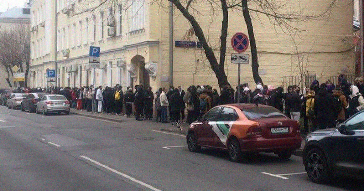 Тату-салон на Патриках, который спровоцировал огромную очередь, оштрафуют