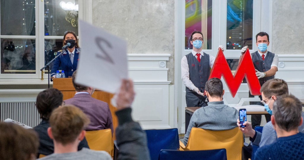 Списанную букву М со станции «Арбатская» продали на аукционе дороже, чем М с «Лубянки»