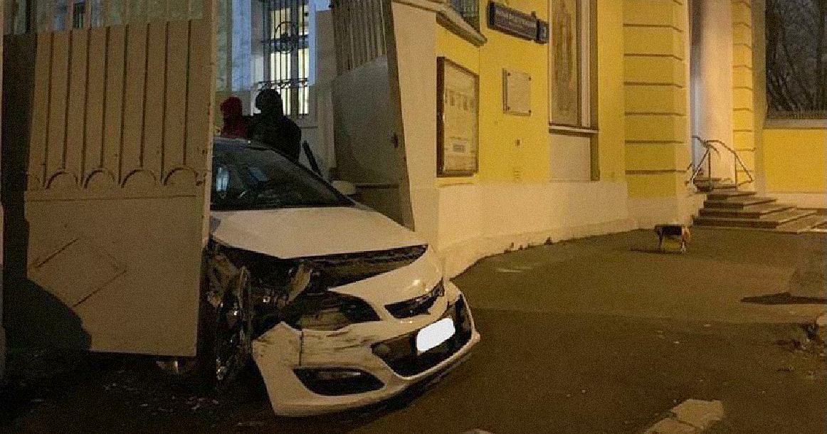 На Пресне водитель протаранил ворота и въехал на территорию храма Иоанна Предтечи