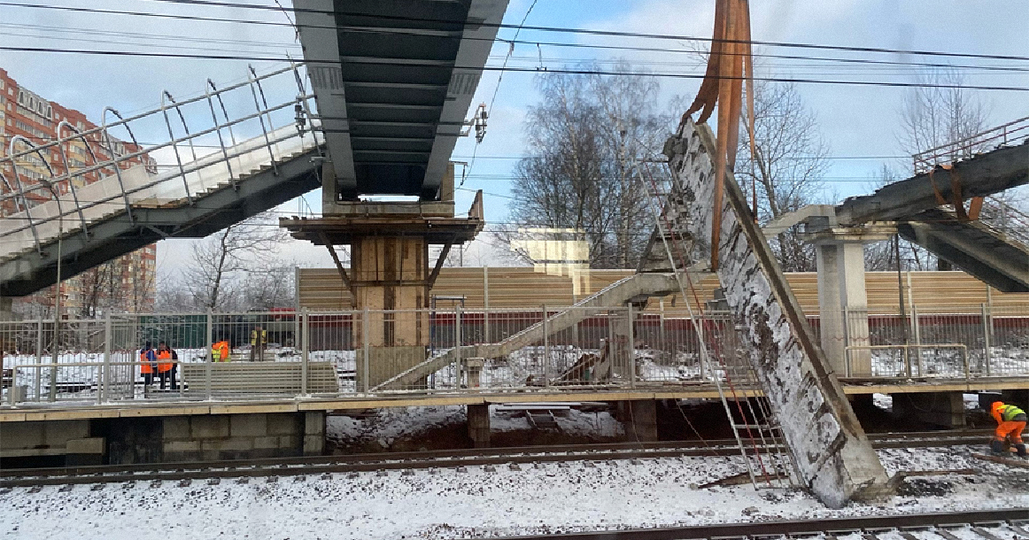 На Ленинградском направлении рухнула часть пешеходного моста. Электрички и «Сапсан» задерживаются