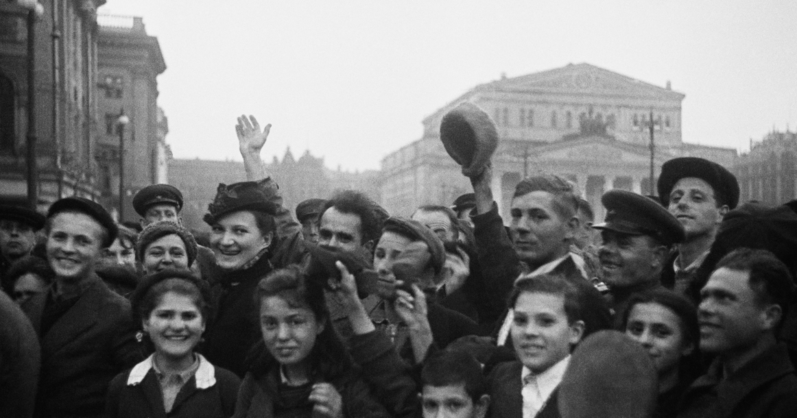 «Незнакомые люди обнимались и плакали» — 87-летняя Наталья Бурмейстер о Москве 1930–1950-х