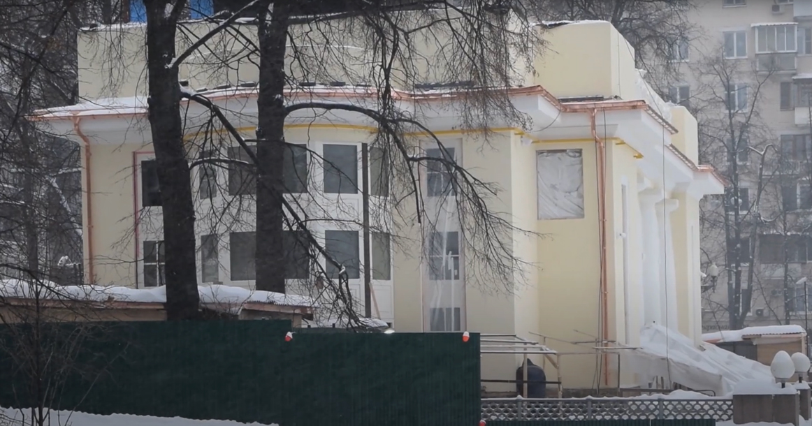 «Изуродовали». Жители возмущены реконструкцией исторического павильона на Патриарших