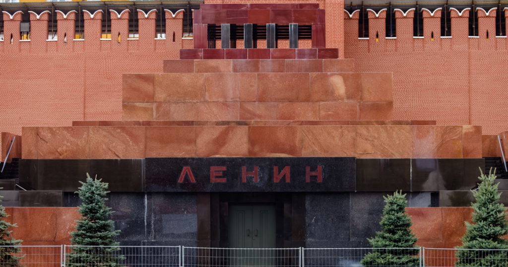 ЦИК назвала фейком опрос о выносе тела Ленина из Мавзолея. В соцсетях решили провести свои