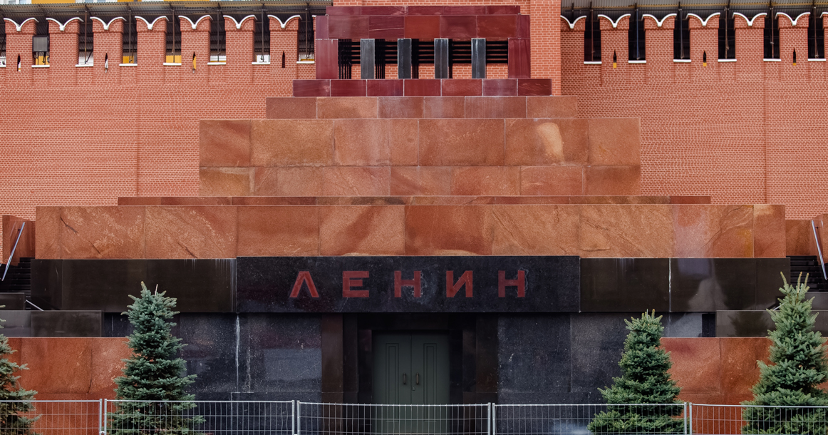 ЦИК назвала фейком опрос о выносе тела Ленина из Мавзолея. В соцсетях решили провести свои