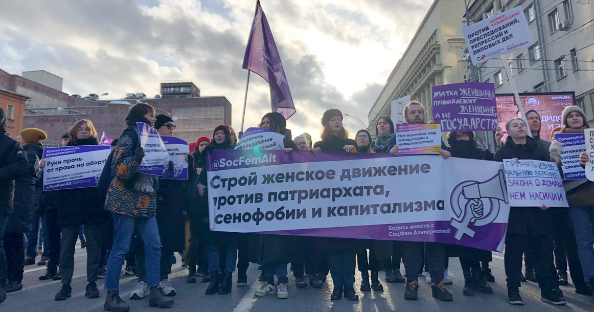 У здания МГУ задержали активистов, которые раздавали листовки о феминистической забастовке
