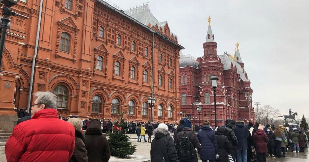 На площади Революции много людей — это очередь в Исторический музей
